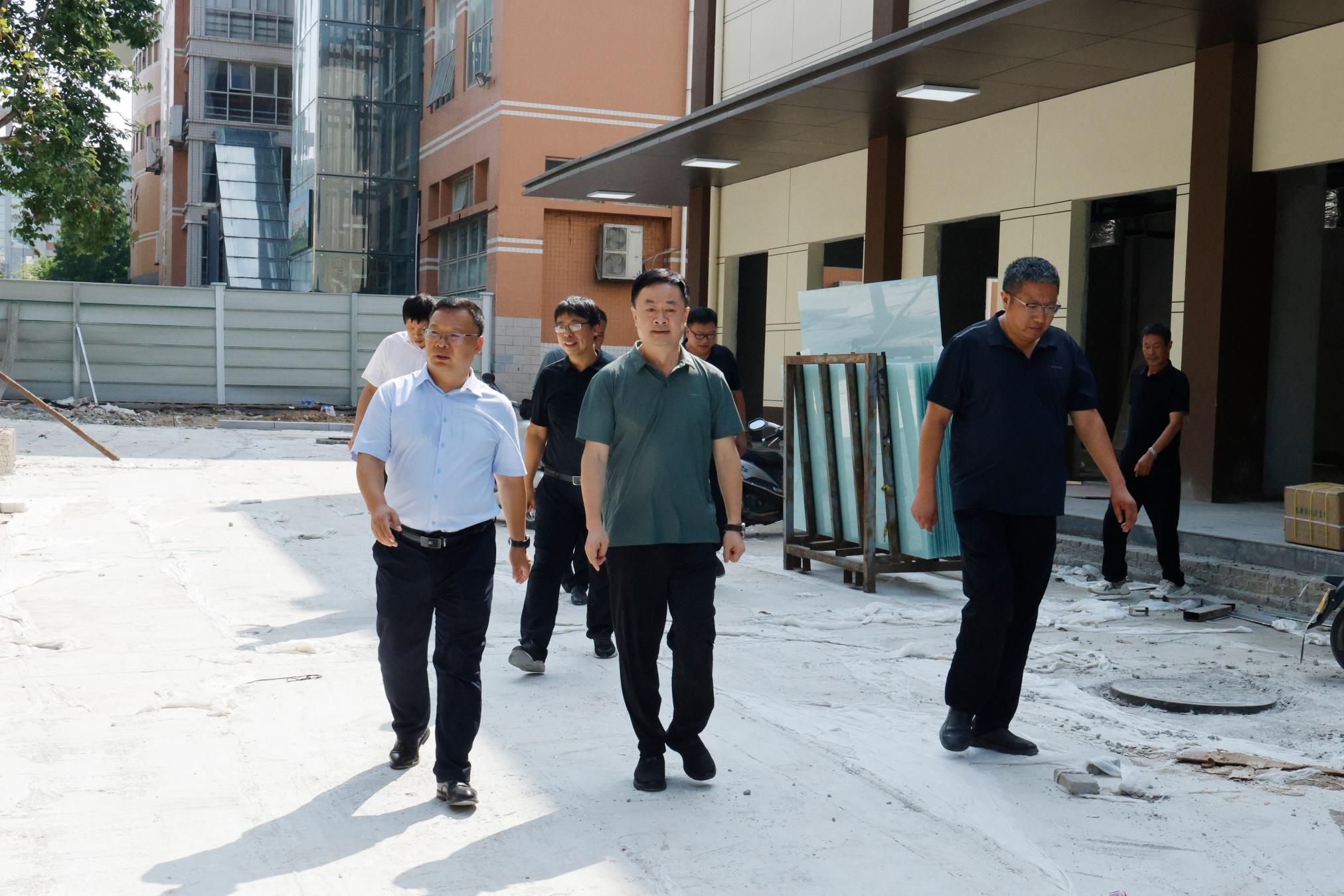 罗校长视察现场图二.jpg